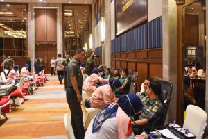 Sambut HUT TNI Ke-77, Korem 044/Gapo Laksanakan Baksos Donor Darah
