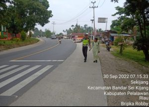 Dua Personil Polsek Bandar Sei Kijang Gelar Pengaturan Lalu Lintas