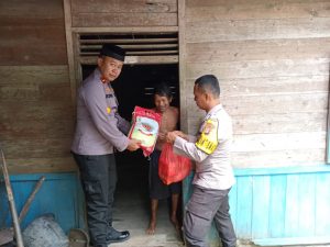 Jumat Berkah, Polsek Kerumutan Salurkan Paket Sembako Kepada Masyarakat Kuras Mampu