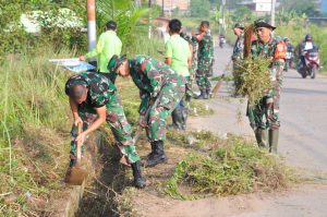 Karya Bakti TNI, Korem 044/Gapo Bersihkan Tempat Ibadah dan Fasilitas Umum