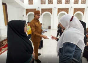 WaliKota Bukittinggi dan Baznas Serahkan Bantuan Kepada Masyarakat Secara Simbolis