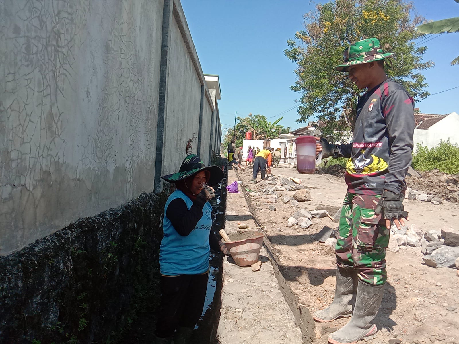 Segelas Teh Manis Bantu Lepaskan Dahaga di Lokasi TMMD Reguler ke-116 Kodim 0735/Surakarta