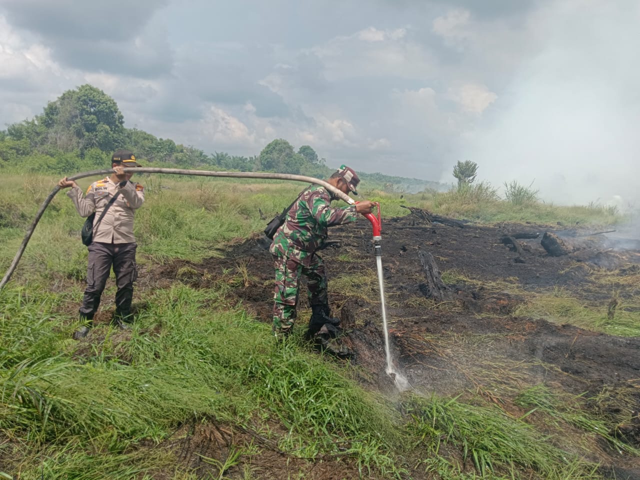 Polsek Kerumutan Bersama Tim Gabungan Lakukan Pendinginan di Lokasi Karhutlah