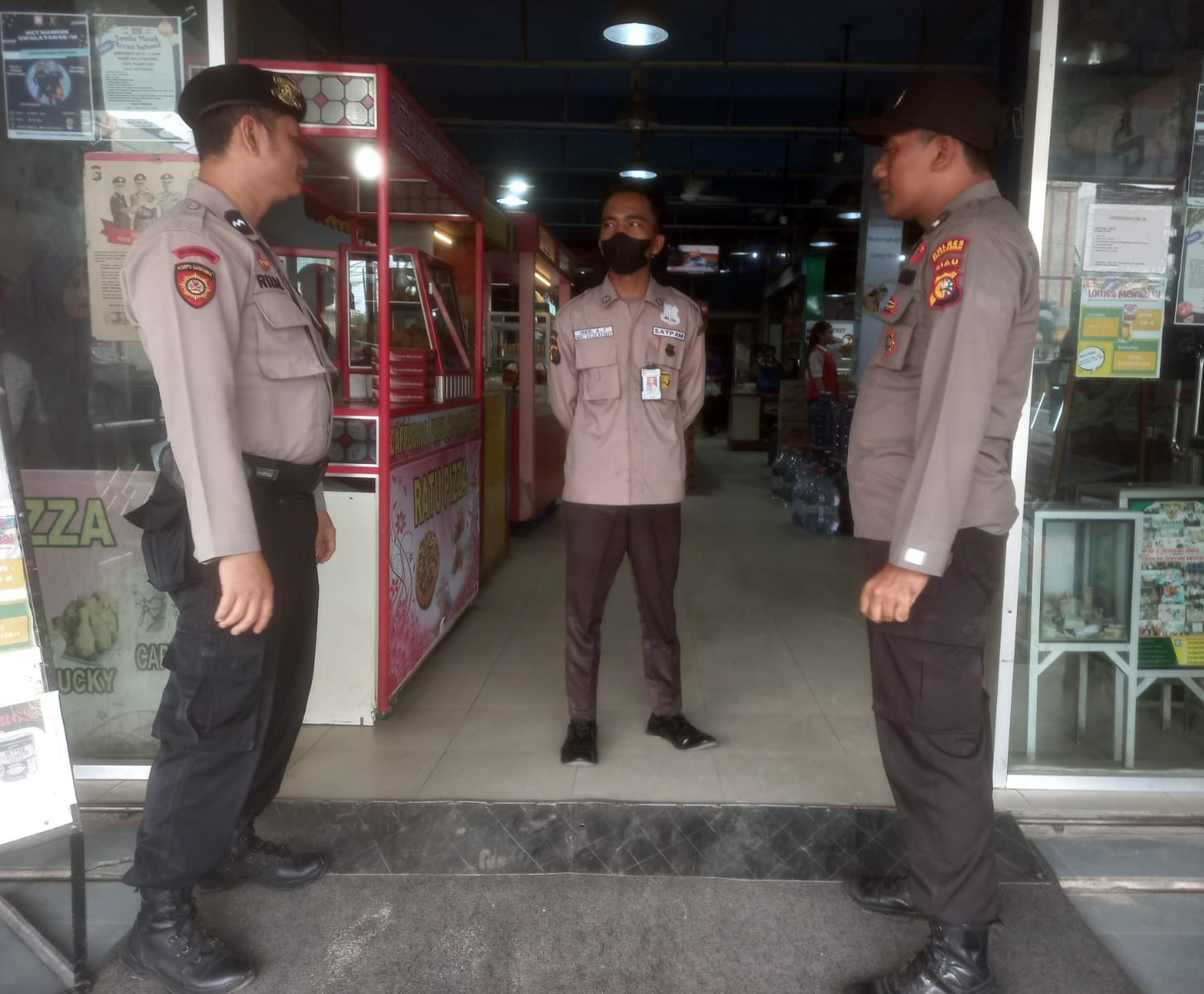 Ajak Warga Selalu Waspada, Polsek Pangkalan Kerinci Lakukan Patroli Rutin