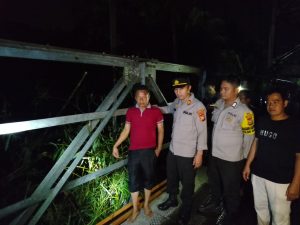 Gerak Cepat Kapolsek Kampar Langsung Tangani Rumpun Bambu Yang Menyangkut di Jembatan