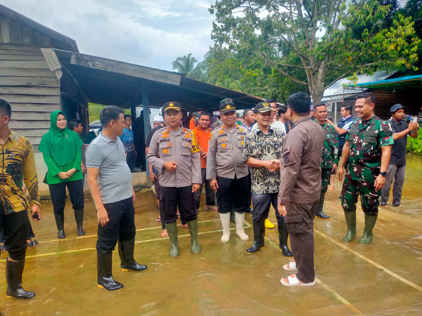 Kapolres Kampar Dampingi Danrem 031/ Wira Bima Tinjau dan Beri Bantuan Kepada Masyarakat Terdampak Banjir