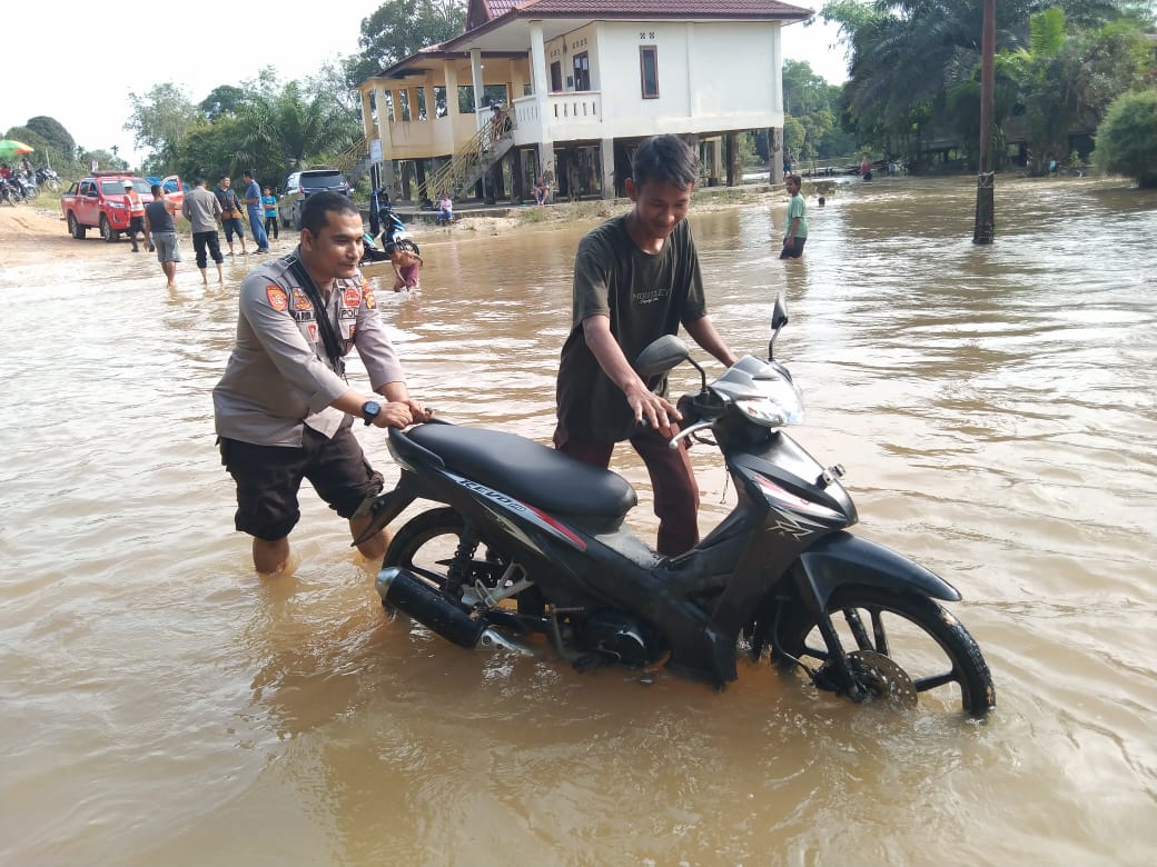 Polisi Bantu Dorong Motor Mogok Masyarakat, Akibat Meluapnya Sungai Nilo dan Lakukan Cooling System Pemilu Damai