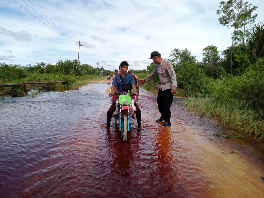 Aksi Polisi Kerumutan Cooling System di Lokasi Banjir