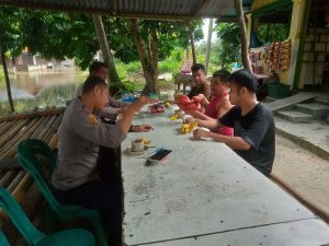 Cooling System Pemilu Damai, Waka Polsek Tapung Tinjau Lokasi Banjir Cooling System Pemilu Damai, Waka Polsek Tapung Tinjau Lokasi Banjir
