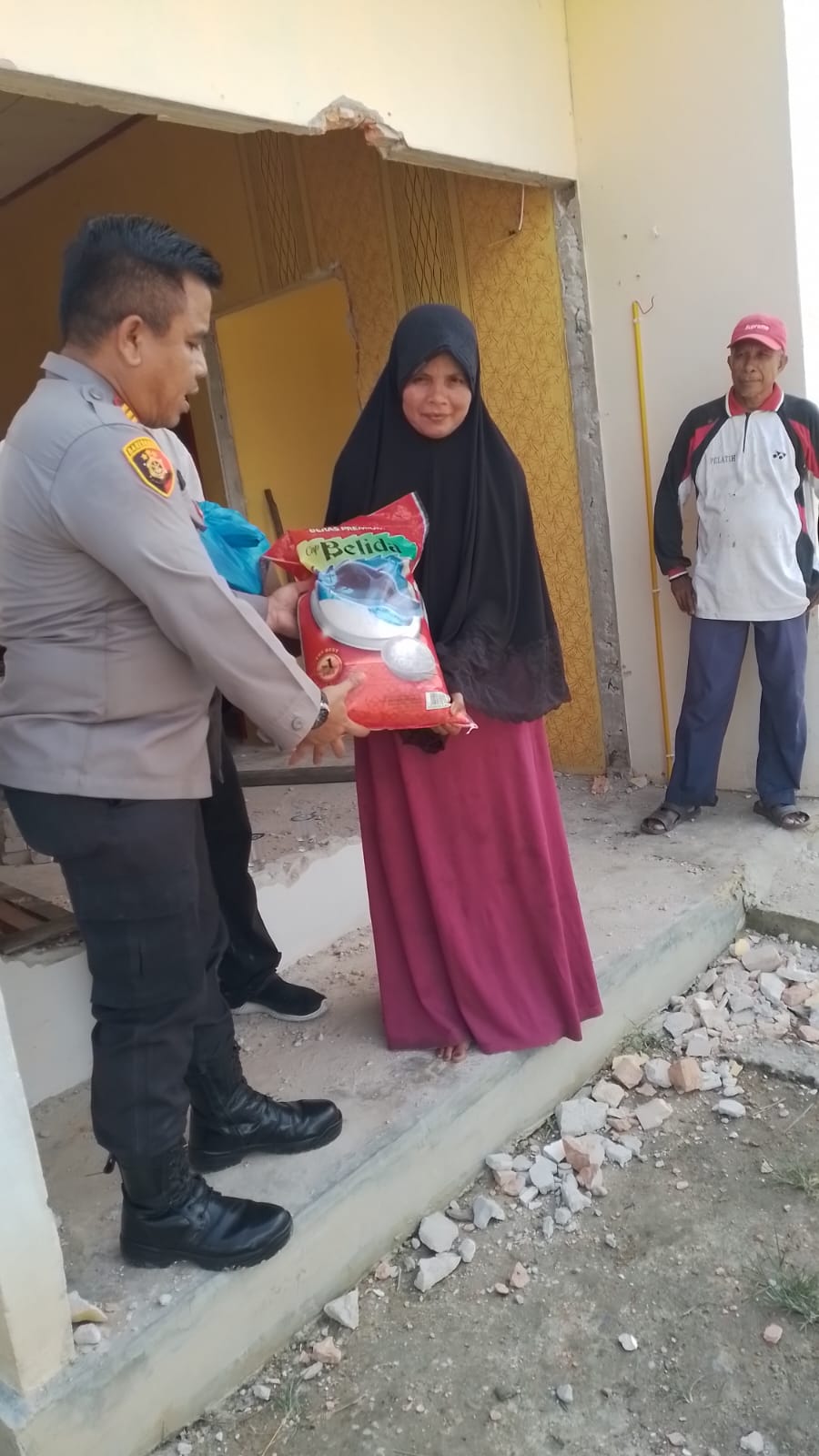 Gerak Cepat, Kapolsek Tambang Langsung Tinjau dan Bantu Dua Korban Rumah Longsor ke Sungai