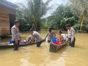 Kapolsek Tapung Lintasi Genangan Air Sambangi Warga Dalam Giat Cooling System Kapolsek Tapung Lintasi Genangan Air Sambangi Warga Dalam Giat Cooling System