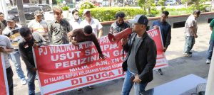 POSE RI Demo di Kantor Walikota, Desak PJ Walikota Palembang Tutup Galian C Diduga Ilegal di Kepuh Kecamatan Gandus Telang Kemang Cenago Kota Palembang POSE RI Demo di Kantor Walikota, Desak PJ Walikota Palembang Tutup Galian C Diduga Ilegal di Kepuh Kecamatan Gandus Telang Kemang Cenago Kota Palembang