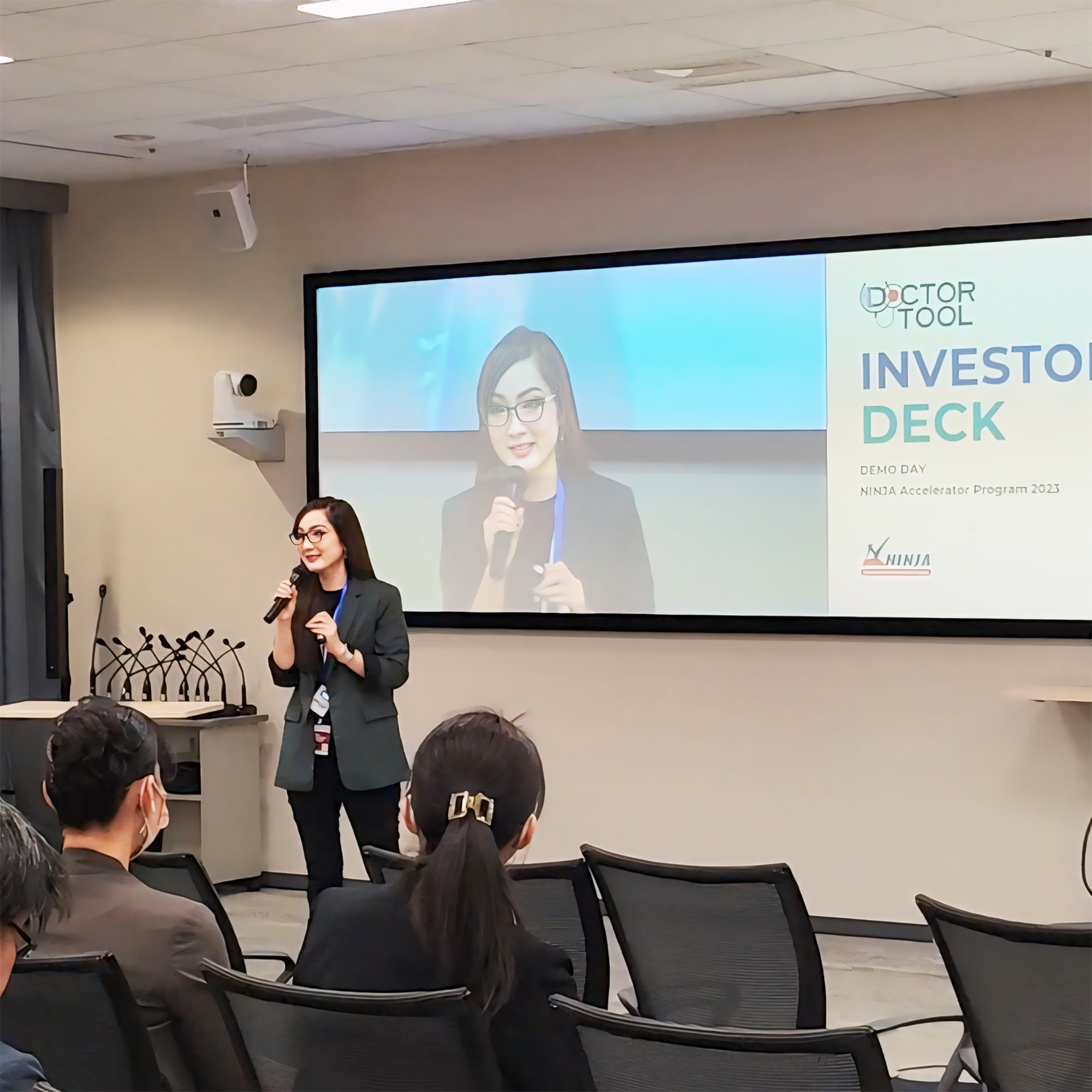 Presentasi Elisa Yoshigoe selaku Chief Commercial Officer & Co-Founder DoctorTool dalam Demo Day di Head Office Jica, Tokyo, Jepang. Sumber: DoctorTool