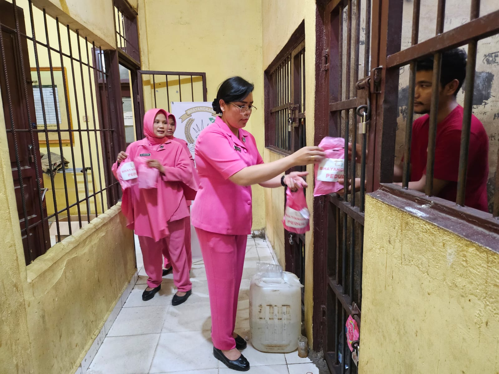 Polsek Tambang Bersama Bhayangkari Berbagi Takjil Kepada Para Tahanan