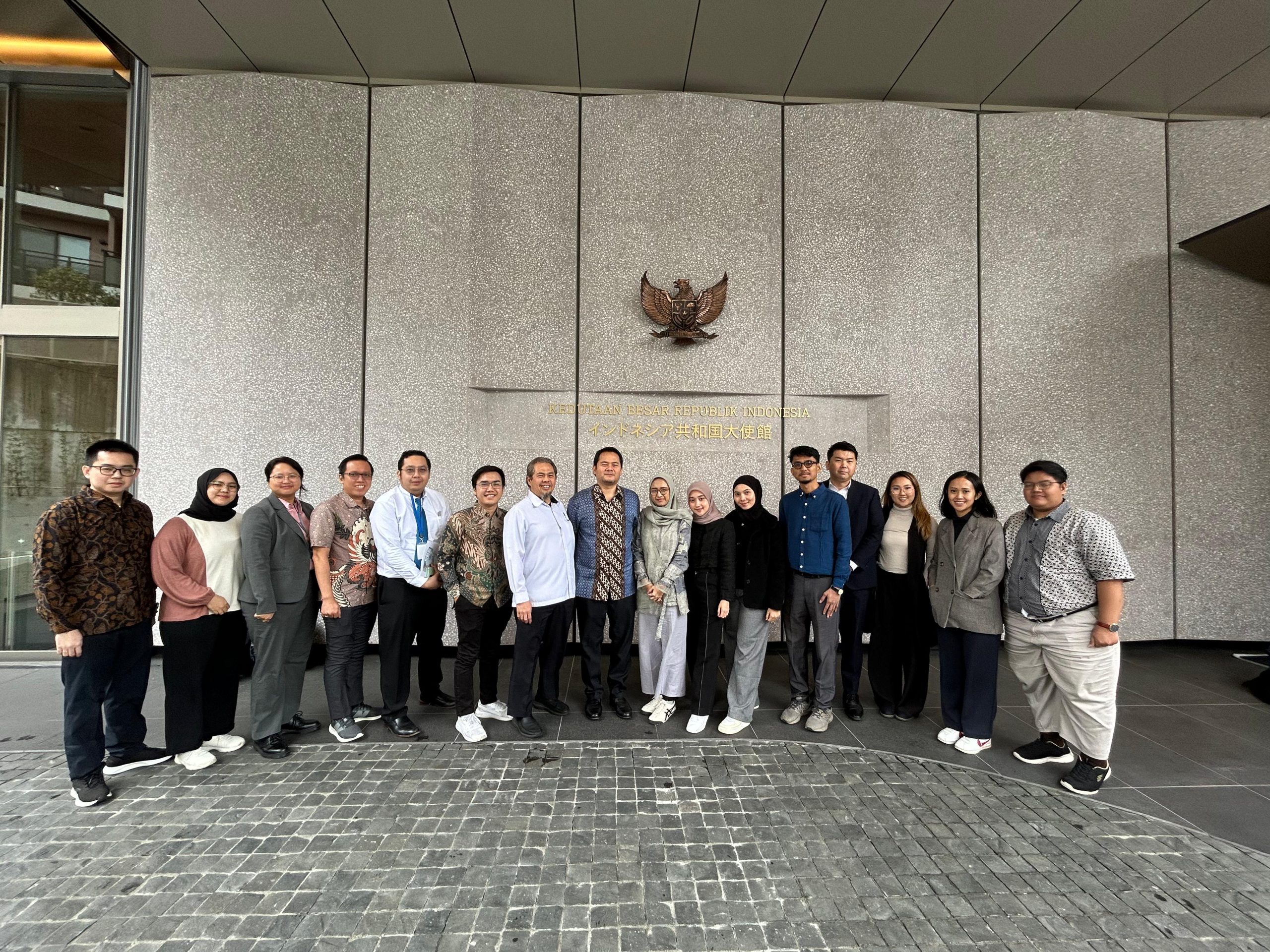 Top 3 The Most Impactful startups NINJA Accelerator program 2023 bersama perwakilan tim ANGIN dan Minister Counsellor Economic Affairs di Kedutaan Besar Indonesia di Tokyo Jepang. Sumber: DoctorTool