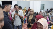 Pemerintah Kota Bukittinggi serahkan bantuan tambahan Program Keluarga Harapan (PKH) dan Program Sembako triwulan II dari Kementrian Sosial