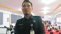 Kasubag Hukum dan SDM KPU OKI Chemi Martin P saat di wawancara