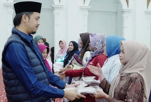 Wako Serahkan Pakaian Kerja Untuk Seluruh Kader Posyandu, Poskeskel, dan Remaja Kecamatan Guguak Panjang