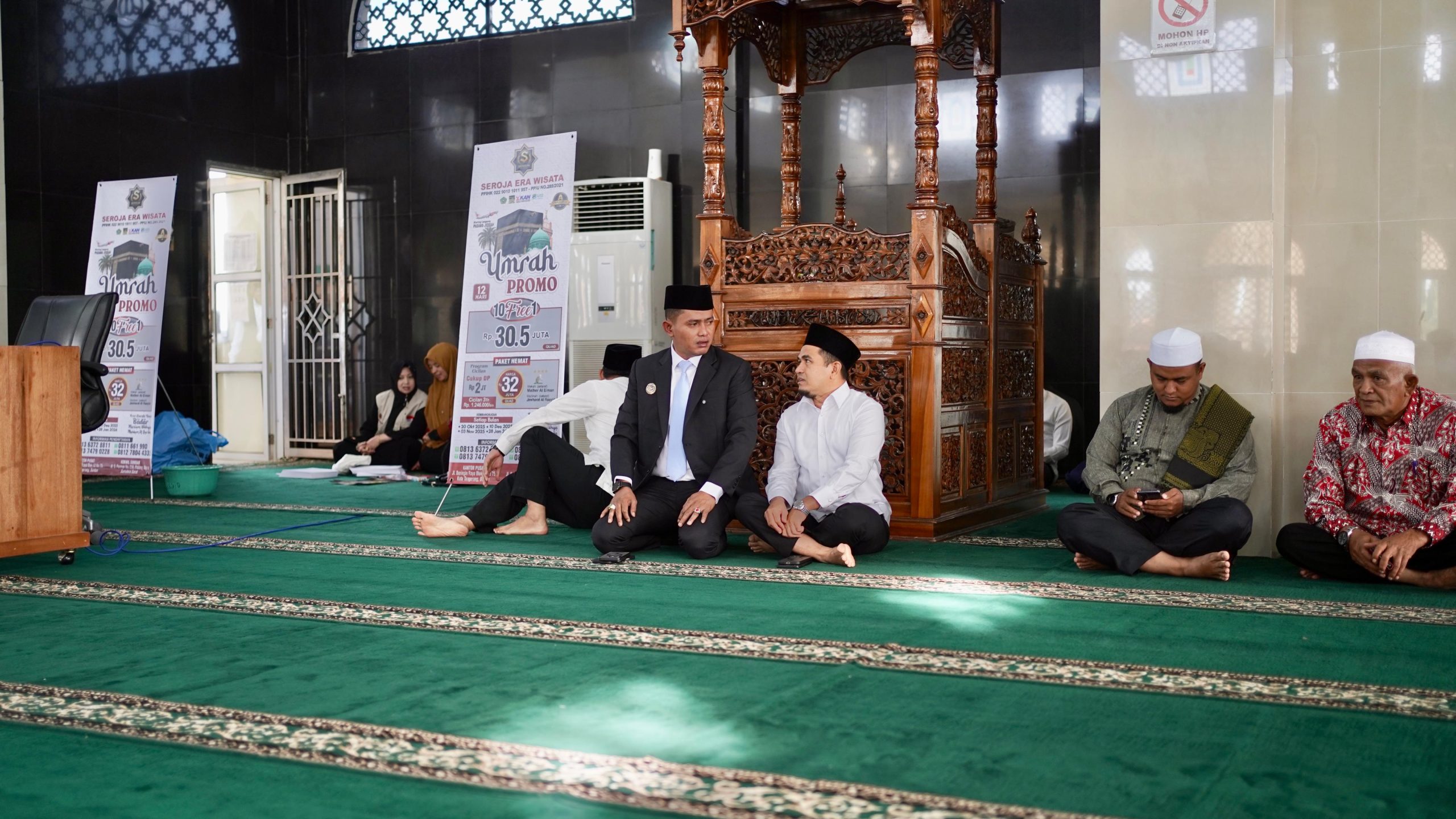 Bupati Solok Lepas Mahasiswa ke Timur Tengah dan Serahkan Reward Umroh ASN Terbaik