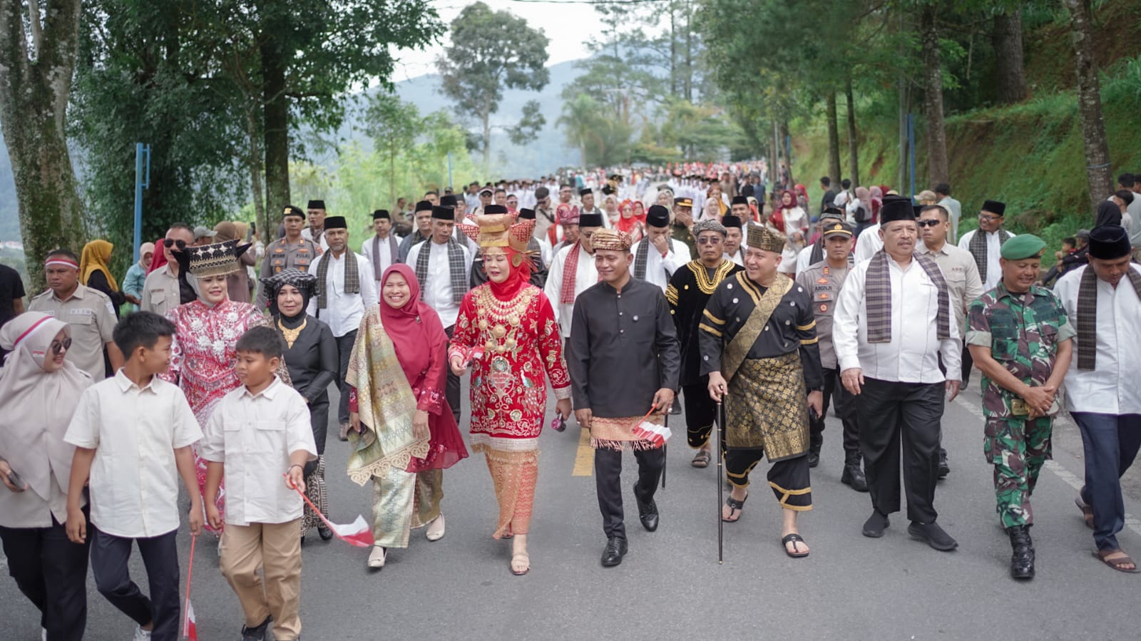 Meriah, Kabupaten Solok Gelar Pawai Alegoris Peringati HUT RI ke-80