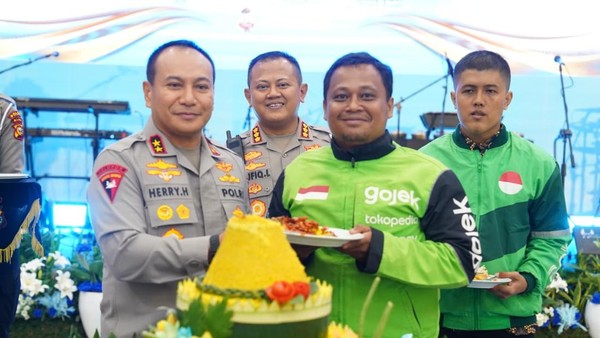 Penuh Makna, Polda Riau Rayakan HUT Ke-70 Polantas Gandeng Komunitas Ojol