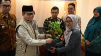 Dorong Ketahanan Pangan, Wawako Ibnu Asis Serahkan 300 Bibit Cabai Dorong Ketahanan Pangan, Wawako Ibnu Asis Serahkan 300 Bibit Cabai