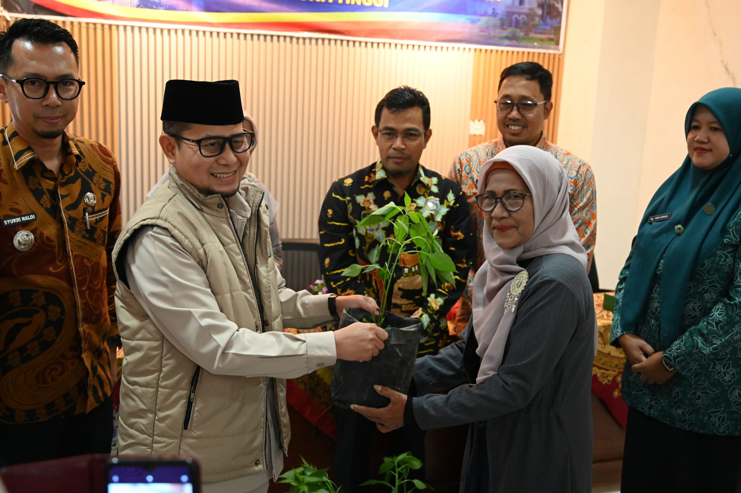 Dorong Ketahanan Pangan, Wawako Ibnu Asis Serahkan 300 Bibit Cabai