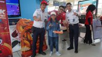 Semarak Imlek, LRT Jabodebek Bagi-bagi Souvenir ke Pelanggan di 3 Stasiun