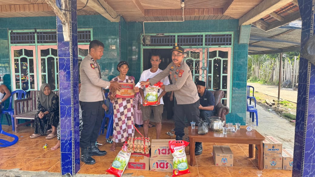 Kapolres Musi Rawas Utara Serahkan Bantuan Sembako untuk Keluarga Korban Tenggelam Azam dari Latifah