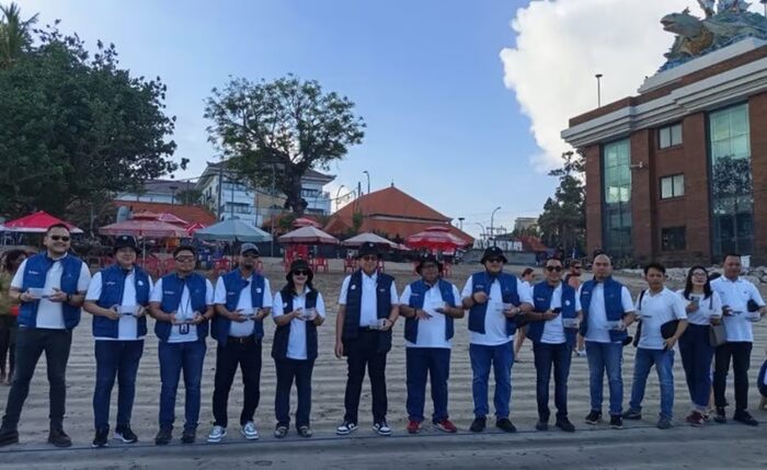 BRI Life Gelar Pelepasan Tukik, Dukung Konservasi Penyu di Pantai Kuta Bali