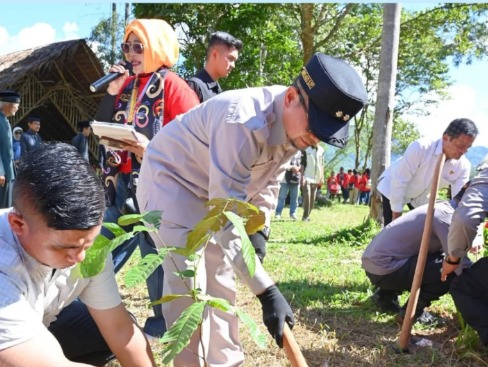 Tabiang Barasok Menghijau, 1.000 Pohon Ditanam Sambut 100 Tahun Jam Gadang