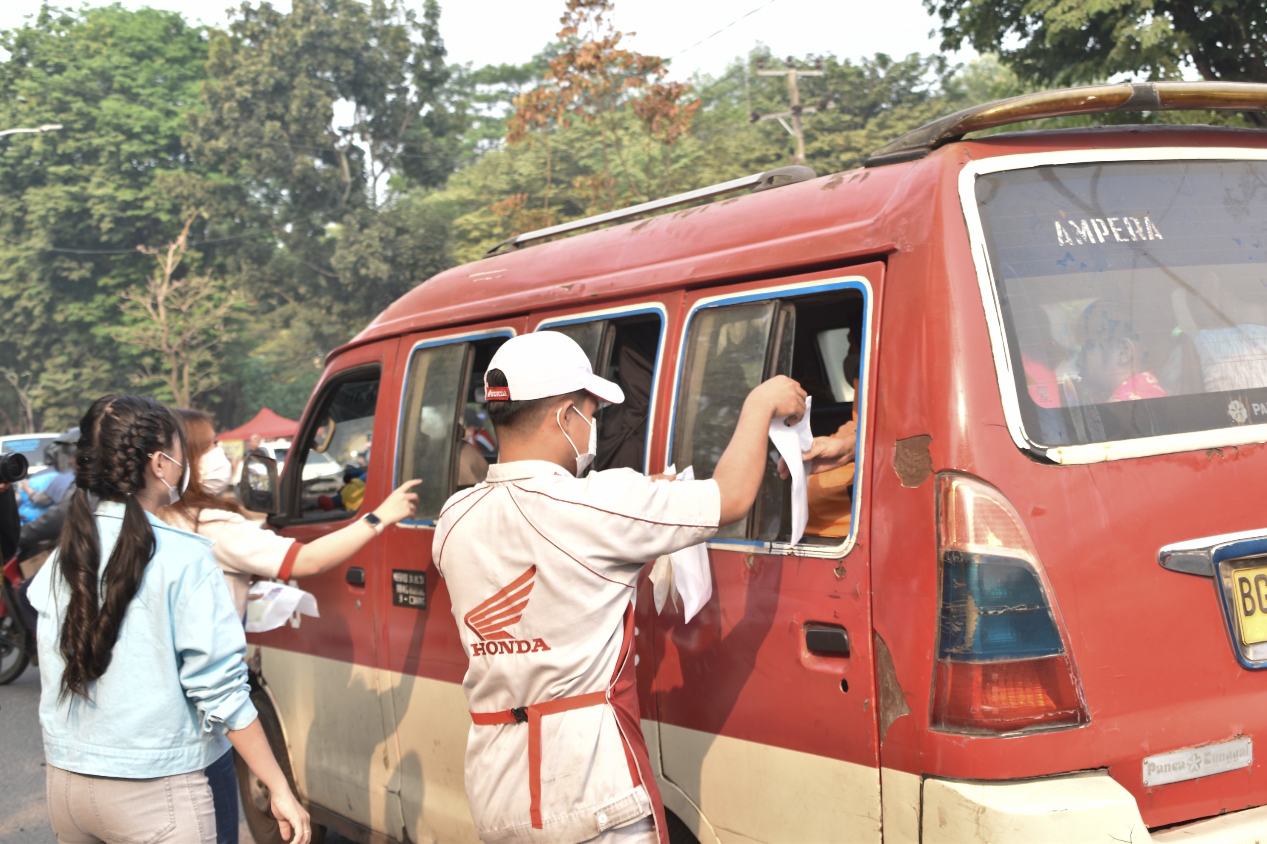 Satu Hati, Honda Peduli, Astra Motor Sumsel Bagikan 5.000 Masker untuk Masyarakat Sumsel