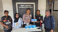 Satlantas Polresta Bukittinggi Bagikan Masker untuk Jurnalis dan Pengguna Jalan di Tengah Kabut Asap Satlantas Polresta Bukittinggi Bagikan Masker untuk Jurnalis dan Pengguna Jalan di Tengah Kabut Asap