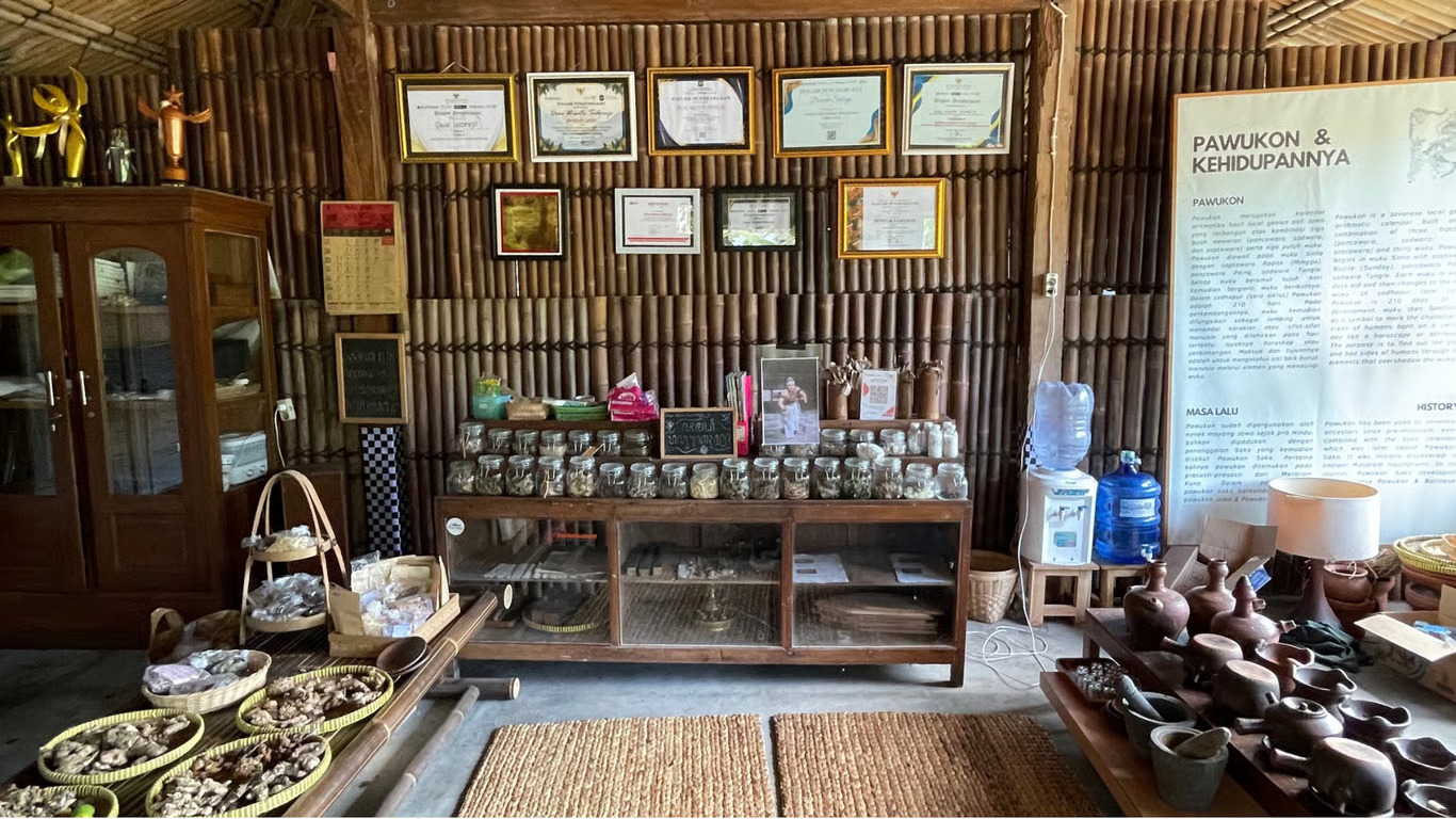 Sinergi UGM, Sanggabiz, dan Komunitas Lokal: Mewujudkan Modernisasi Wellness Tourism Desa Sidorejo Berbasis Manuskrip Kuno Pawukon