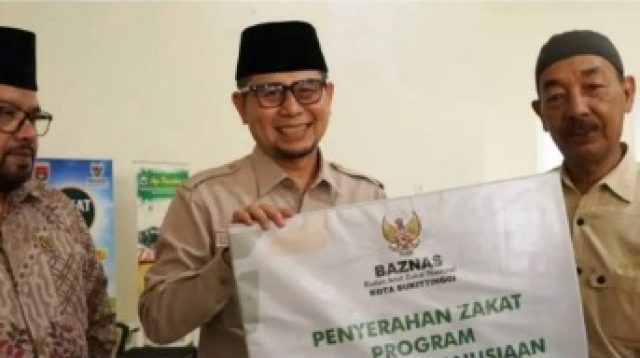Pemko Bukittinggi Bersama BAZNAS Salurkan Zakat Rp38,87 Juta kepada 52 Mustahik
