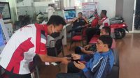AHASS Sumsel Bagikan Masker Gratis di Tengah Kabut Asap