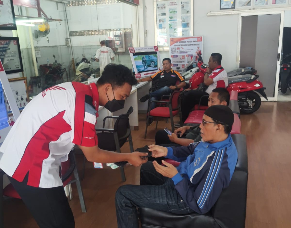 AHASS Sumsel Bagikan Masker Gratis di Tengah Kabut Asap